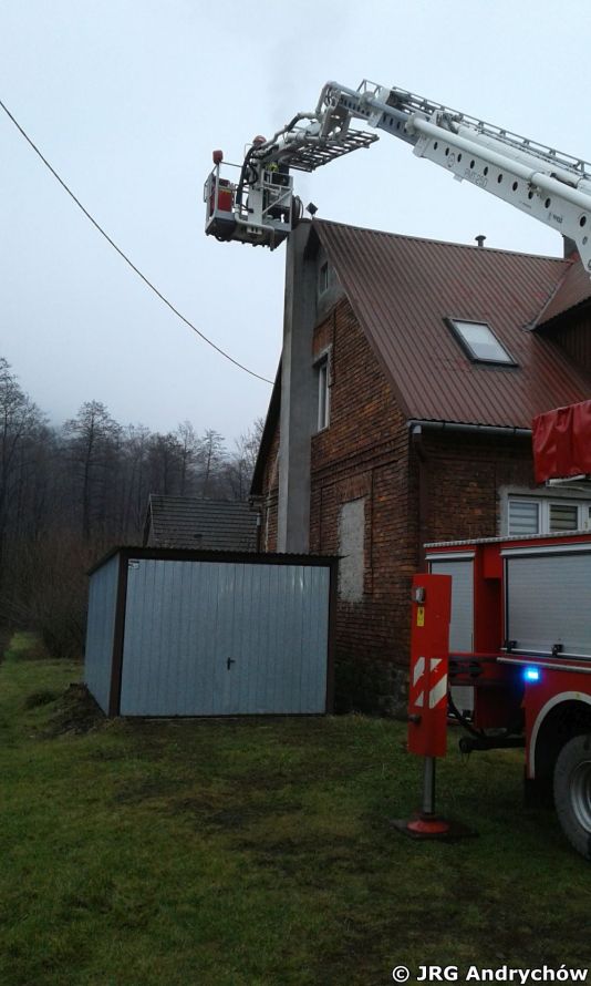 Pożar sadzy w kominie budynku mieszkalnego - Sułkowice 20180112